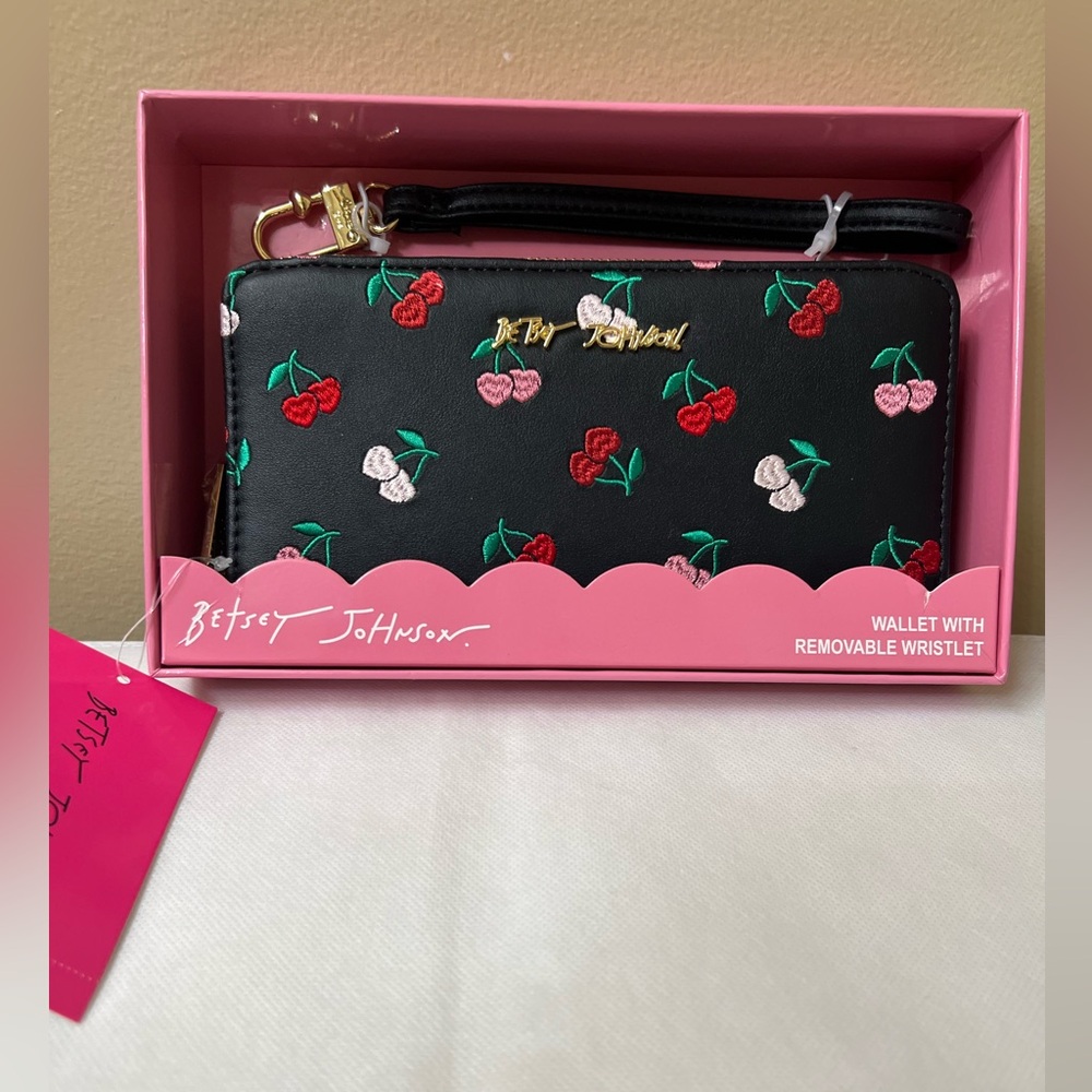 Betsey Johnson Large Travel clutch / Wristlet NWT